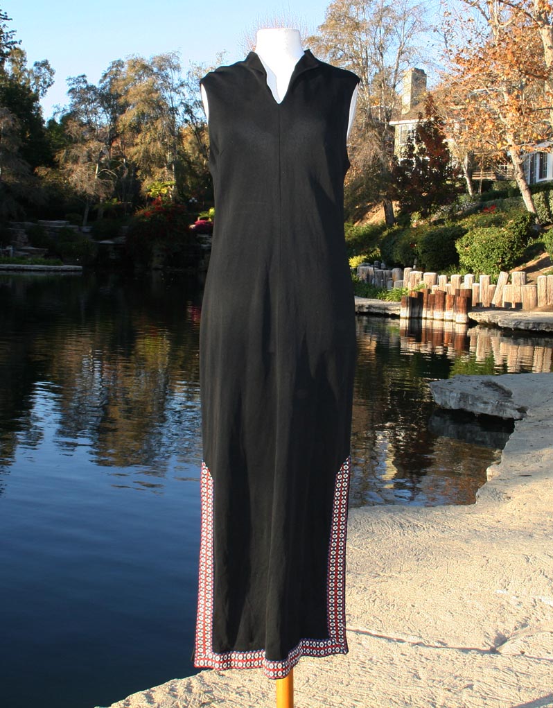 Black Robe Sheevless Dress With Kametic Like Patterned Borders