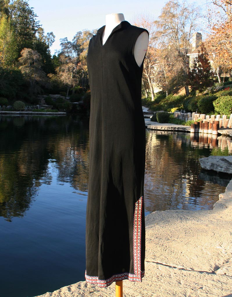 Black Robe Sheevless Dress With Kametic Like Patterned Borders
